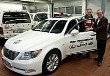 Jürgen Stolze (rechts), General Manager Öffentlichkeitsarbeit, übergab Vereinspräsident Hans Kölschbach den Schlüssel für den neuen Dienstwagen. Foto: Auto-Reporter/Toyota